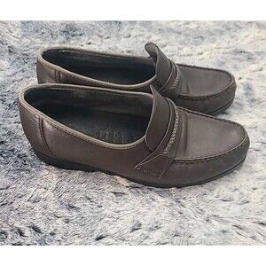 Thom McAn Men brown leather slip-on loafers. Size 9 1/2 W